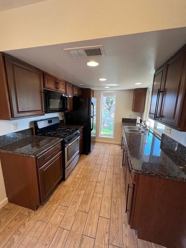 Building Photo - Beautiful 2 bedroom Condo Unit 21