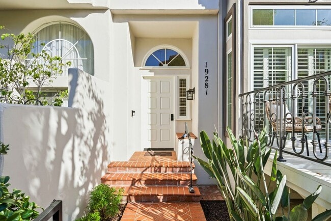 Building Photo - 19281 Meadowood Cir