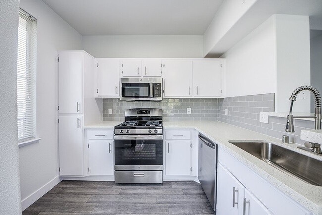 Building Photo - Hidden Valley