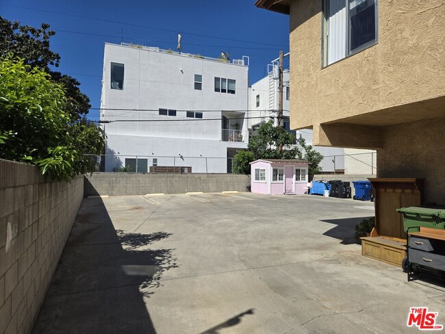 Photo - 1233 Tamarind Ave Unit 3