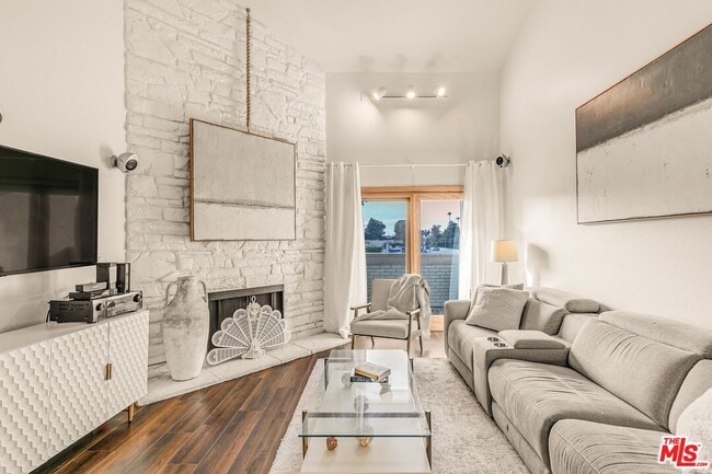 Building Photo - 14050 Magnolia Blvd Unit 312