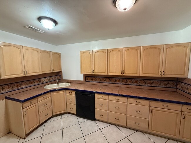 Photo - Huge 7 bed 3 bath house on Adobe