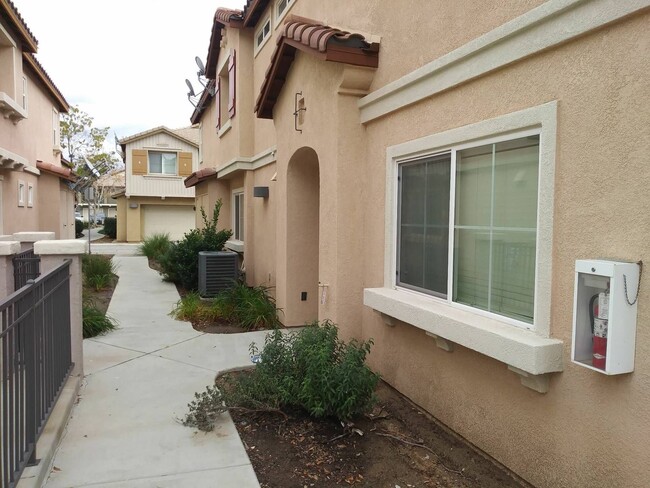 Building Photo - Spacious 3 Bedroom Moreno Valley Townhouse in Gated Community!