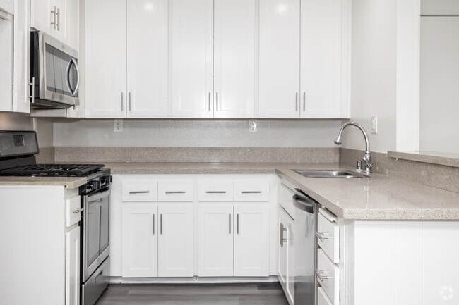 1BR, 1BA - 750SF - Kitchen - Woodglen Apartments