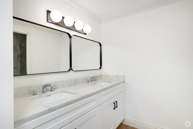 Bathroom - 10636 Wilshire - Luxury Doorman Building