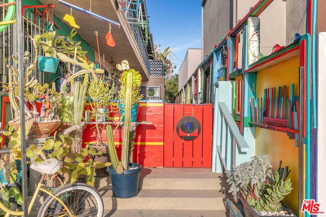 Building Photo - 717 Ocean Front Walk Unit C