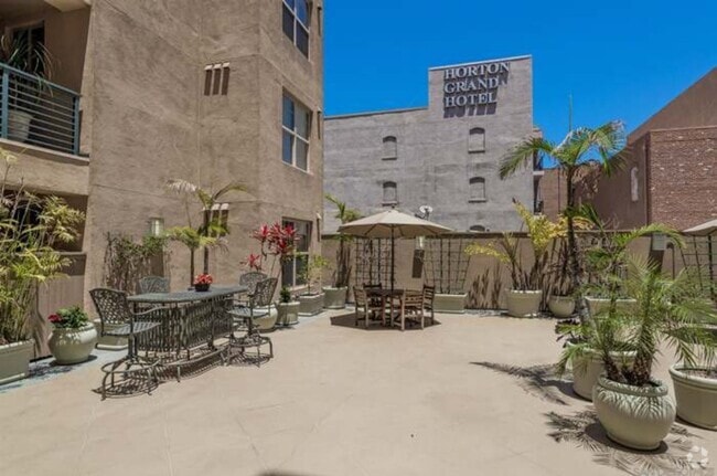 Building Photo - 1 bed/1 bath condo unit