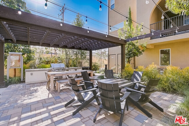 Building Photo - 681 S District Way Rental