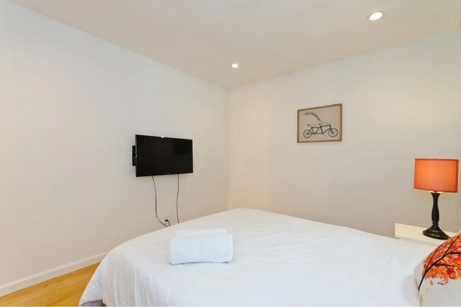 Photo - 1811 Ivar Ave