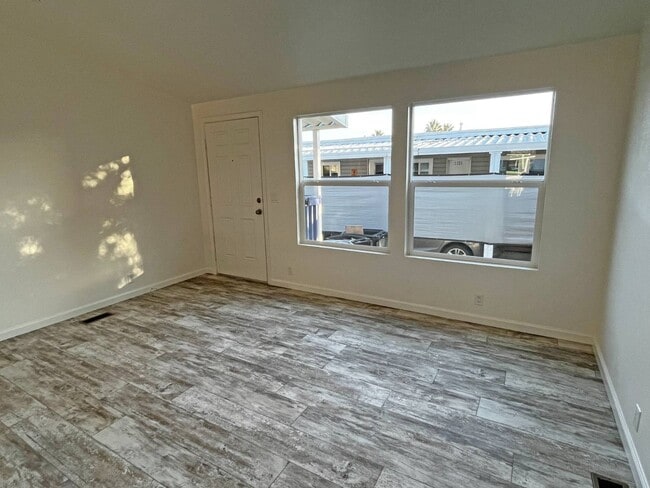 Photo - 21100 State St