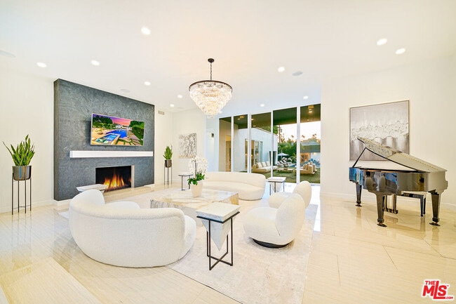 Photo - 703 N Maple Dr