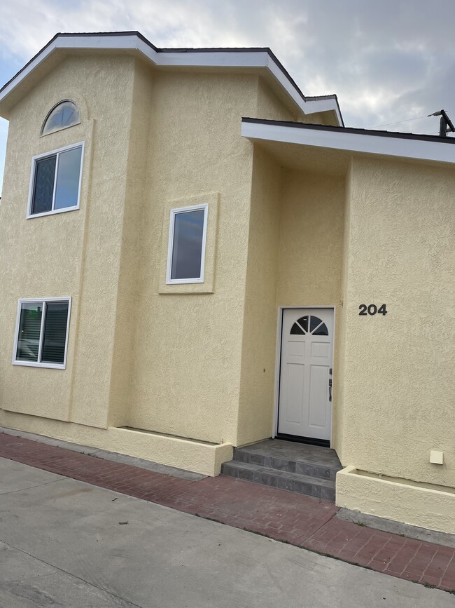 Building Photo - 204 E 220th St