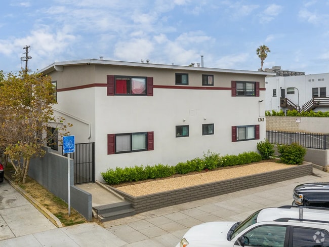 Building Photo - 1242 Cedar Ave Rental