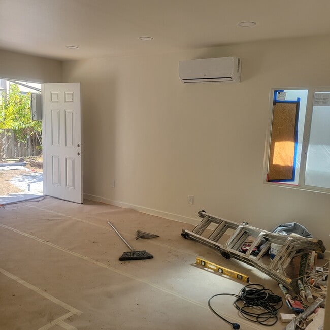 Photo - 729 E Providencia Ave Unit #B