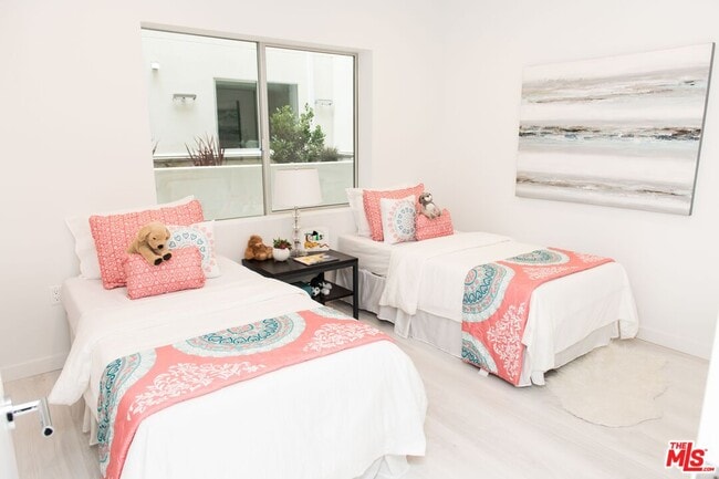 Photo - 625 S Barrington Ave Unit 103