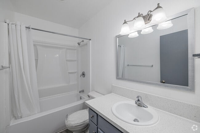 2BR, 1BA - 925SF - Bathroom - Casa Corona
