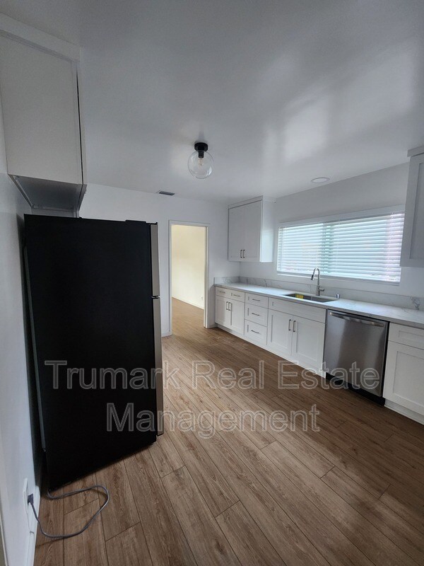 Photo - 1835 Lake St