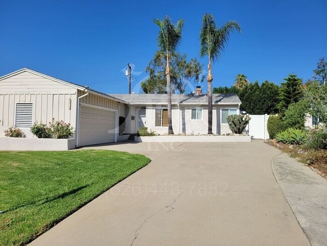 Building Photo - Charming 3 Bedroom Home Available in Oakmo...