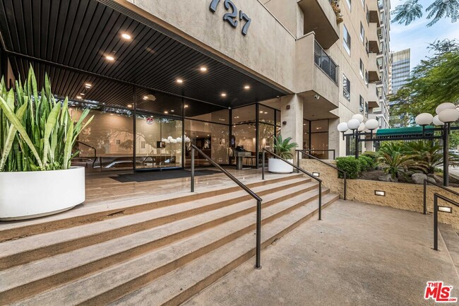 Building Photo - 727 S Ardmore Ave Unit 106