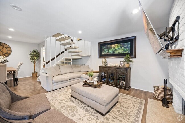 Building Photo - 3 bed 2 bath move-in ready unit. Rental