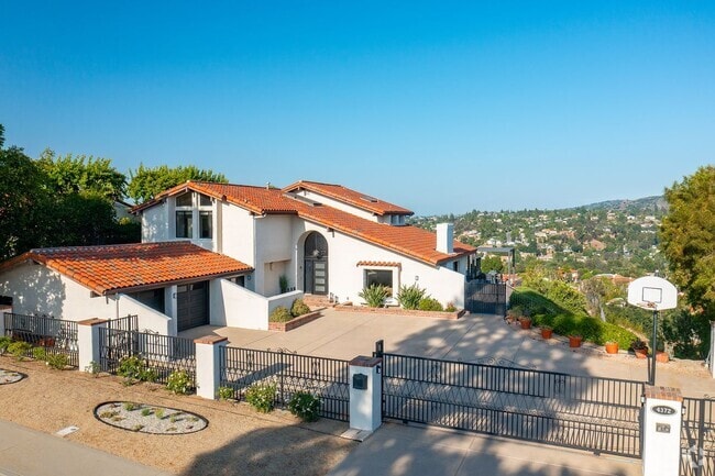 Building Photo - 4372 Park Vicente Rental
