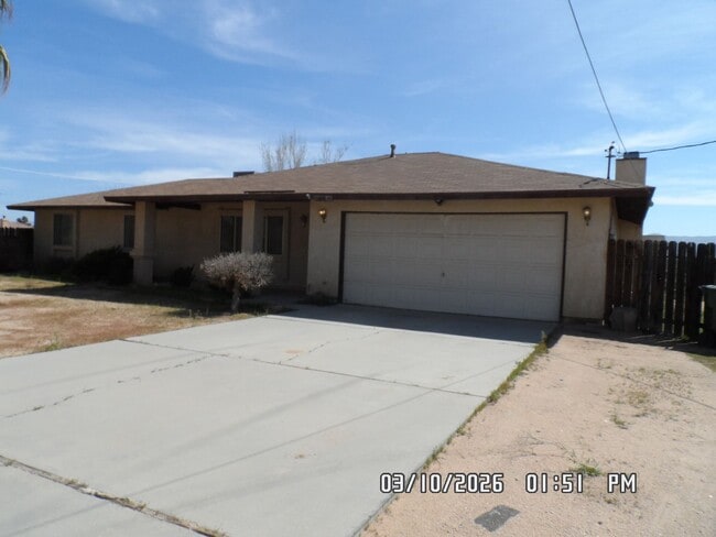 Building Photo - 3 Bedrooms, 1.75 Bathrooms, Approx. 1542 sq. ft., 2 Car Garage, Covered Patio, Large Fenced Corne...