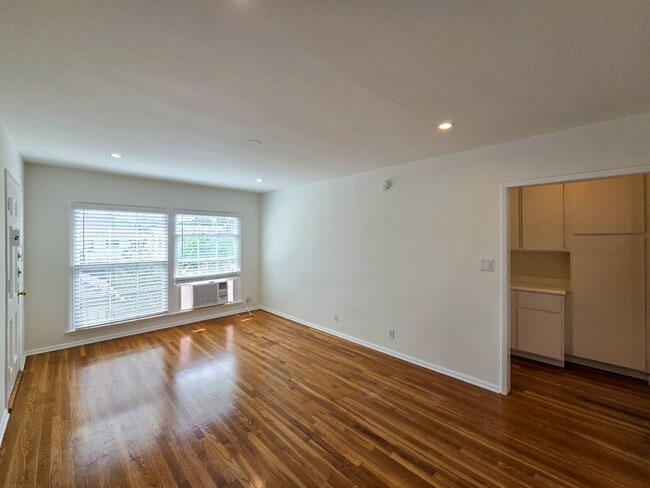 Photo - Charming Studio - Prime Los Feliz Location! Unit 4635 #3