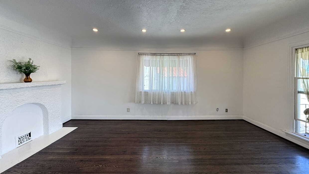 3D Tour - 1067 S Sycamore Ave