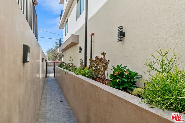 Photo - 10842 Victory Blvd Unit 301