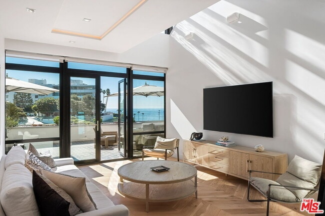 Building Photo - 17351 Sunset Blvd Unit 402 A