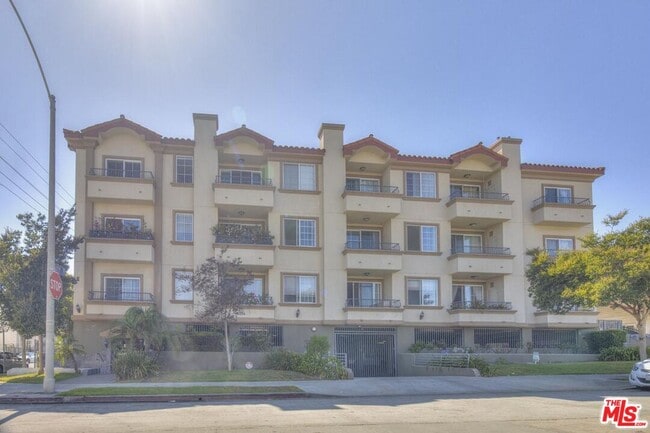 Building Photo - 601 Serrano Ave Unit 204