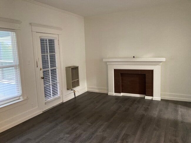 Building Photo - 533 S Westmoreland Ave Unit 14