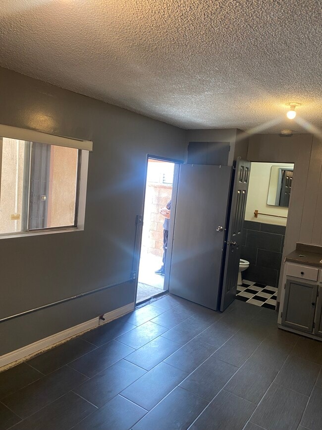 Building Photo - 4112 Santa Ana St Unit Studio /small kitchenette Rental