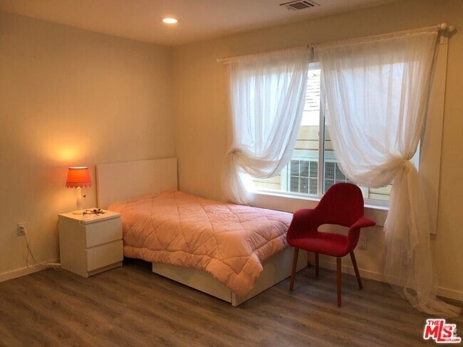 Building Photo - 127 Serrano Ave Unit 103 Rental