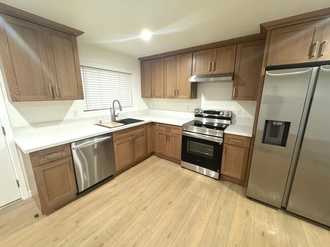 Building Photo - 1839 Lowe St Unit 1