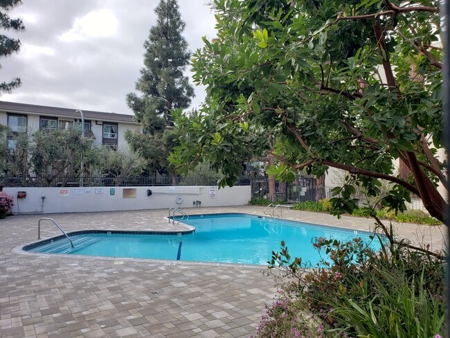 Building Photo - 6050 Canterbury Dr