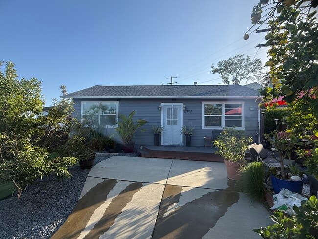 Front entrance - 4358 Aragon Dr