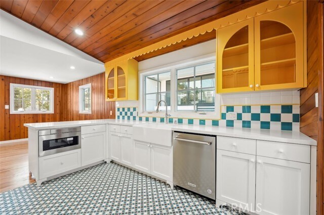 Photo - 2549 Beachwood Dr