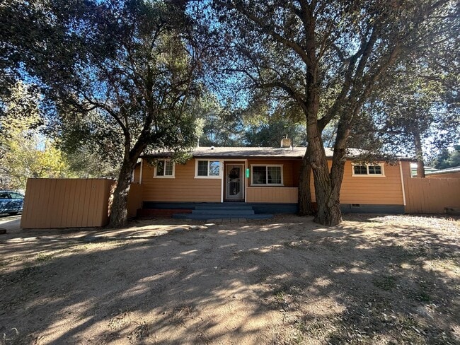 Building Photo - Charming  3 bedroom 2 bath home