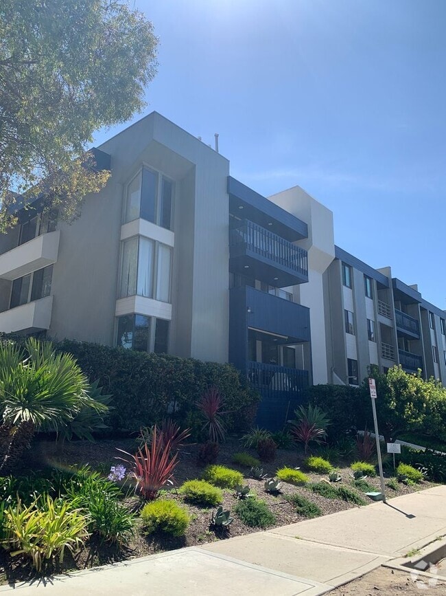 Building Photo - *FURNISHED* 3 Bedroom + 2 Bathroom Condo, ... Unit 215