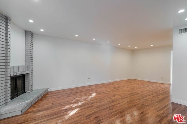 Photo - 13959 Victory Blvd