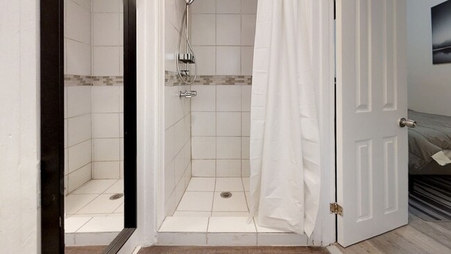 Photo - 647 W 18th St