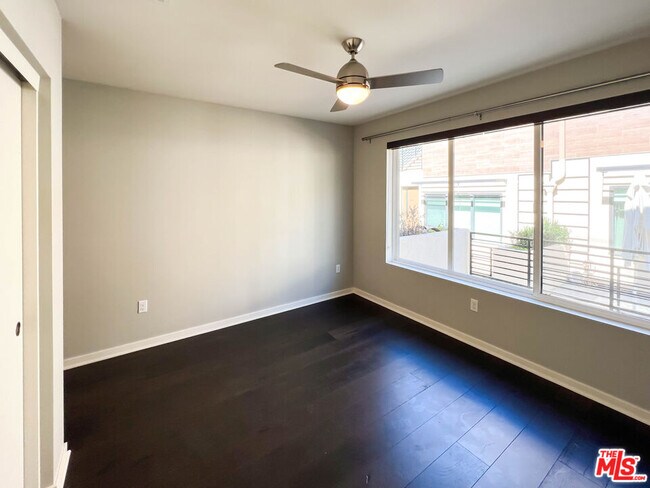 Photo - 2926 Rowena Ave Unit 2