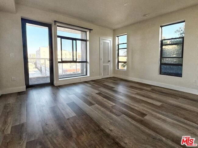 Photo - 723 S St Andrews Pl Unit 401