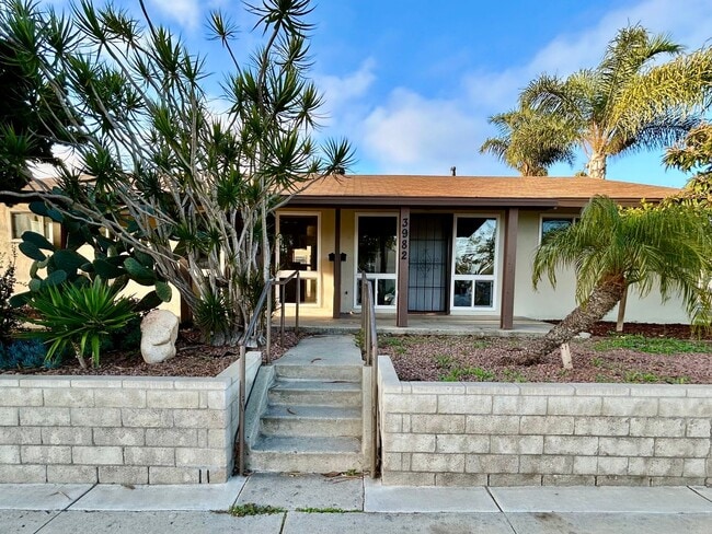Building Photo - 2 bed 1 Bath with Garage in The Heart of Clairemont!