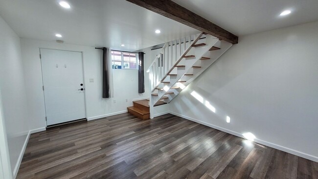 Building Photo - b10436 Unit .5