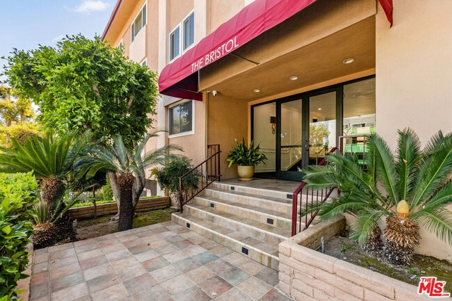 Building Photo - 1121 N Olive Dr Unit 113