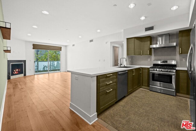 Photo - 7133 Hawthorn Ave Unit 202