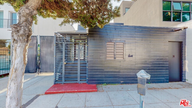 Building Photo - 2222 Main St Rental