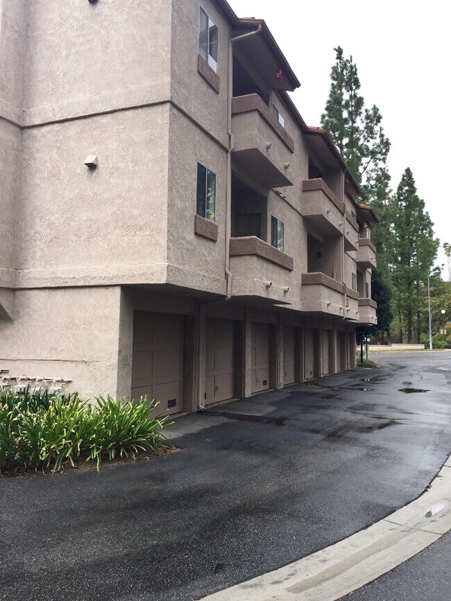 Building Photo - 7130 Woodlake Ave Unit G